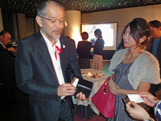 スペシャルホストの竹井善昭さんと名刺交換