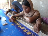 刺繍の職業訓練を受けている女性たち