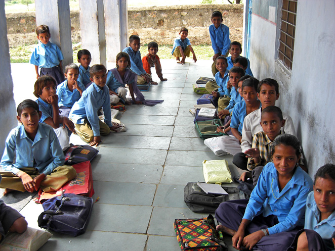 「子どもにやさしい村」プロジェクトの支援で学校へ行けるようになった子どもたち