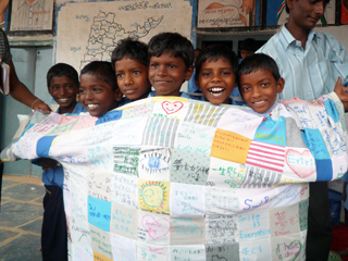 インドの子どもたちが５人も入れる大きさの巨大Tシャツ