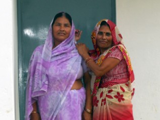「子どもにやさしい村委員会」の代表の女性（右）と メンバーで母子保健センターのワーカー（左）