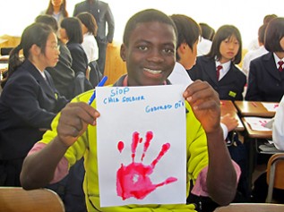 三重県の中学校を訪問し「子ども兵士反対」のレッドハンドに関する授業に参加