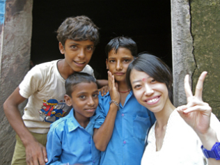 インドの子どもたちとスタディツアー参加者の記念写真