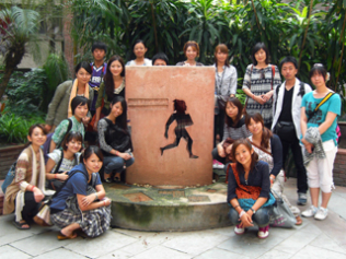 ILOインド事務所にある石碑の前でスタディツアー参加者みんなで記念撮影
