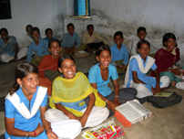 学校で勉強するインドの子どもたち