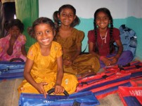 ACEの支援を通じて学用品の支給を受けたインドのコットン生産地域の子どもたち