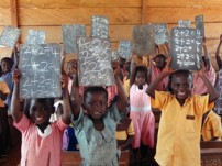 学校の教室で元気に授業を受けているガーナの子どもたち