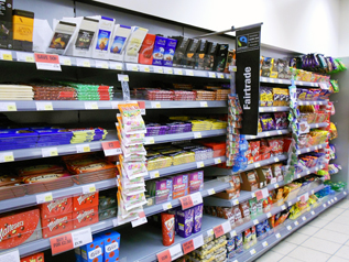 イギリスのスーパーマーケットのチョコレート売り場にはフェアトレードラベルのついた商品が並んでいます