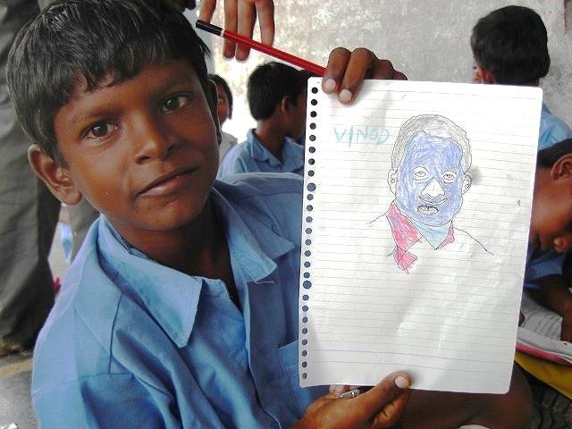 「好きなモノを描いて」とお願いしたら、インドの俳優の顔を描いてくれました