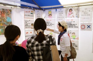 「児童労働をしている子ども」と「日本の子ども」の日常紹介パネル