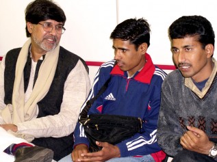2005年に元児童労働者のオムくん（中央）と共に来日したカイラシュ・サティヤルティさん（左）