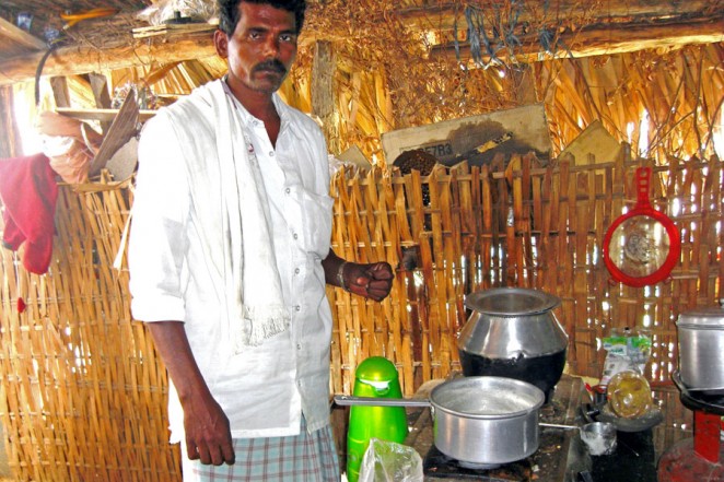 チャイ屋を担当するヤヴァラジさん(左)