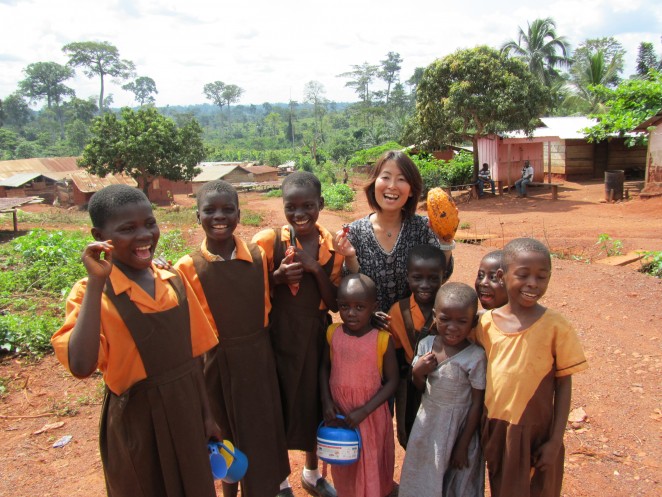 ガーナの村の子どもたちとACE事務局長の白木