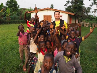 ガーナの支援地の村で子どもたちと