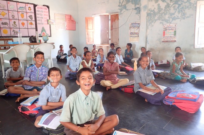インドの村の公立学校で学ぶ子どもたち