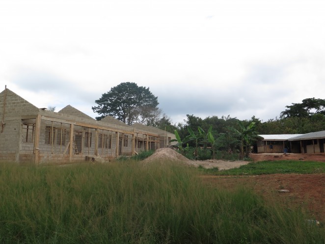新たな校舎の建設が始まったプロジェクト地の小学校